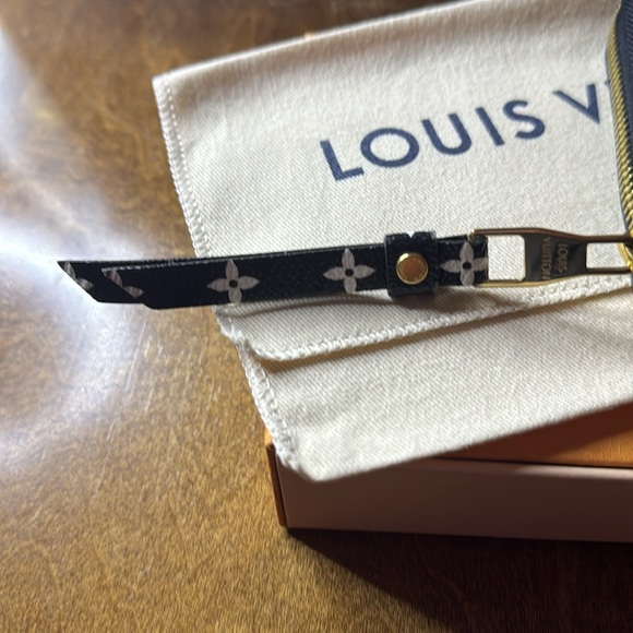 Louis Vuitton Limited Edition Jungle Zippy Wallet!! - Picture 3 of 15